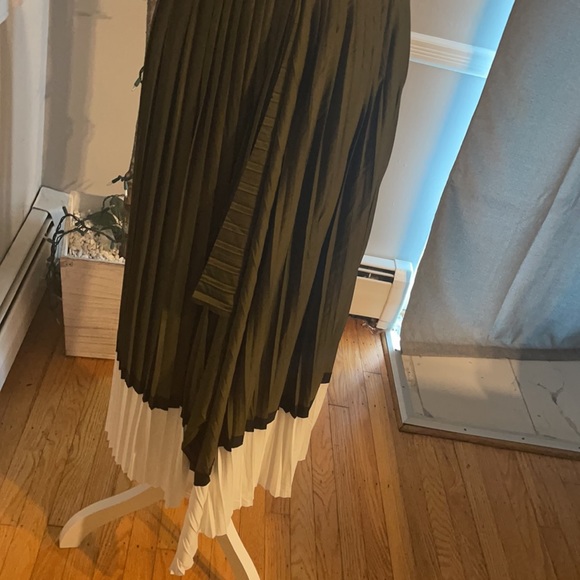H&M sOft 💚💚🤍🤍pleated skirt SZ6 - Picture 3 of 5